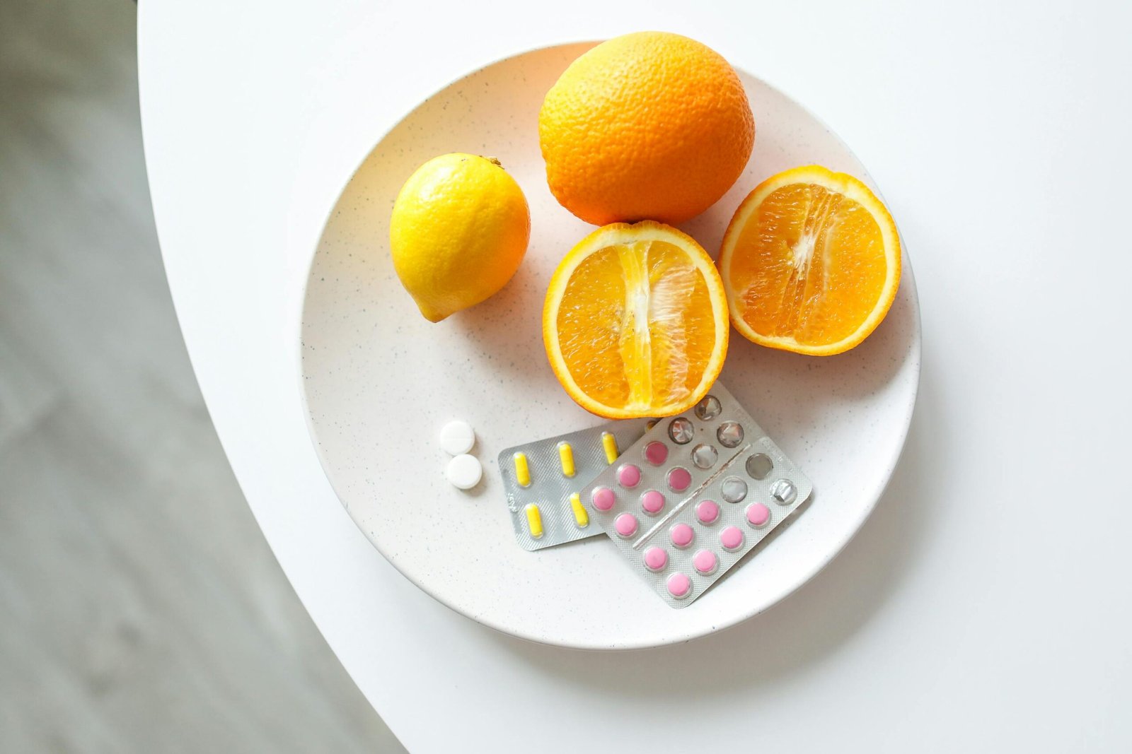 médicaments jugés à risques posés dans une coupelle avec des oranges